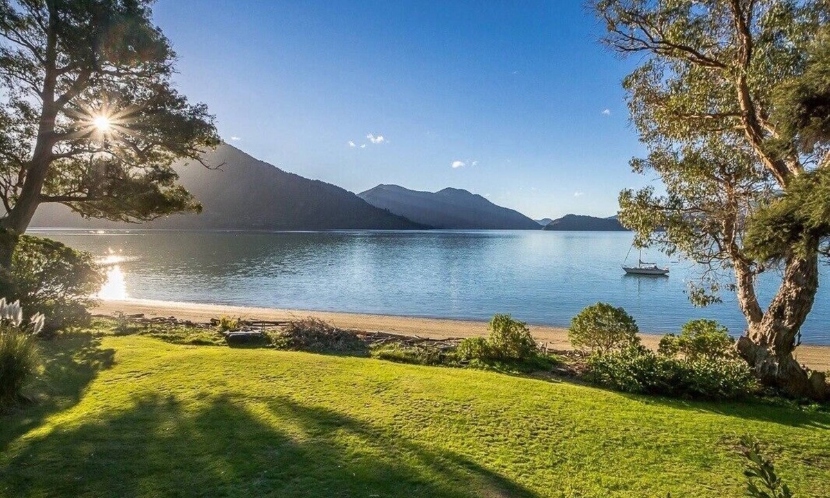 Moetapu Bay Cottage | Sounds Magic - Moetapu Bay Bach