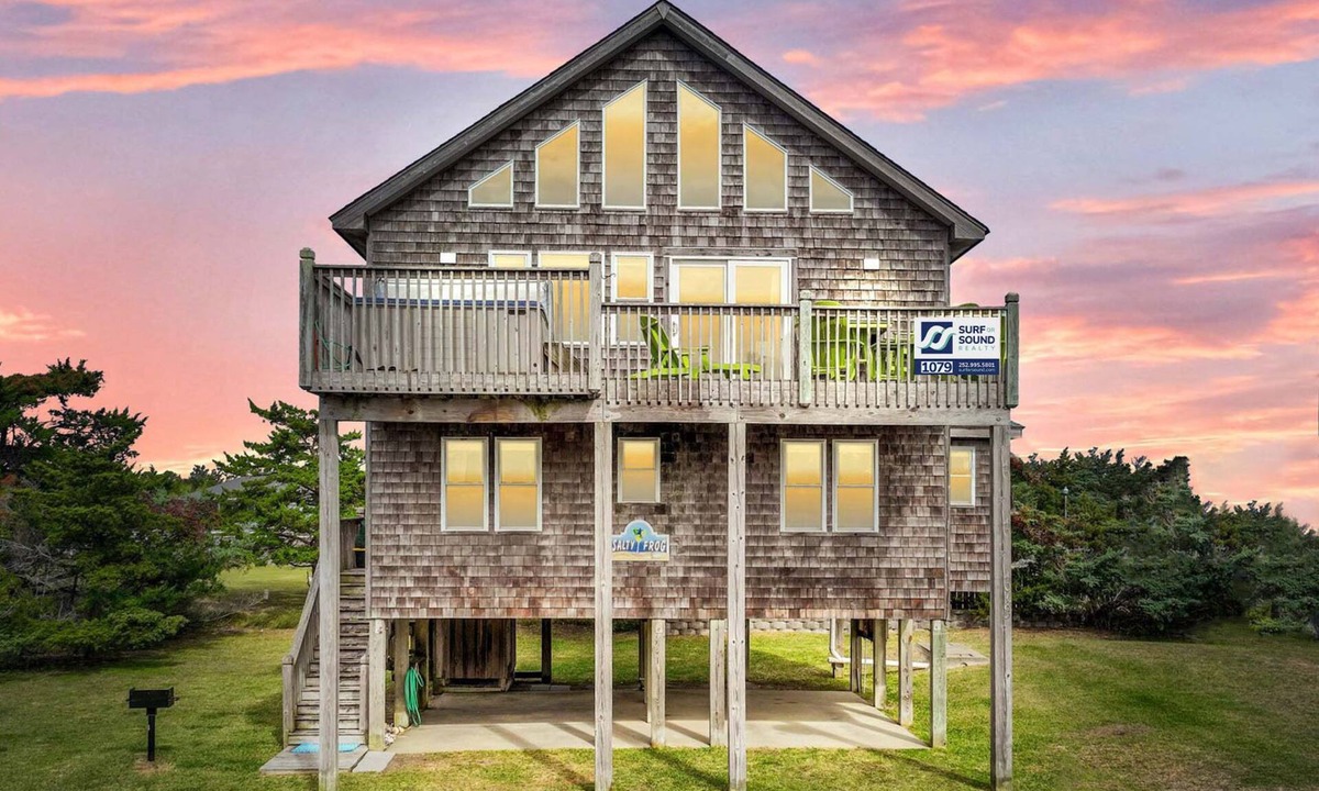 Koru Village House | Soundside Dog Friendly Cottage w/Hot Tub and Nearby Beach Access