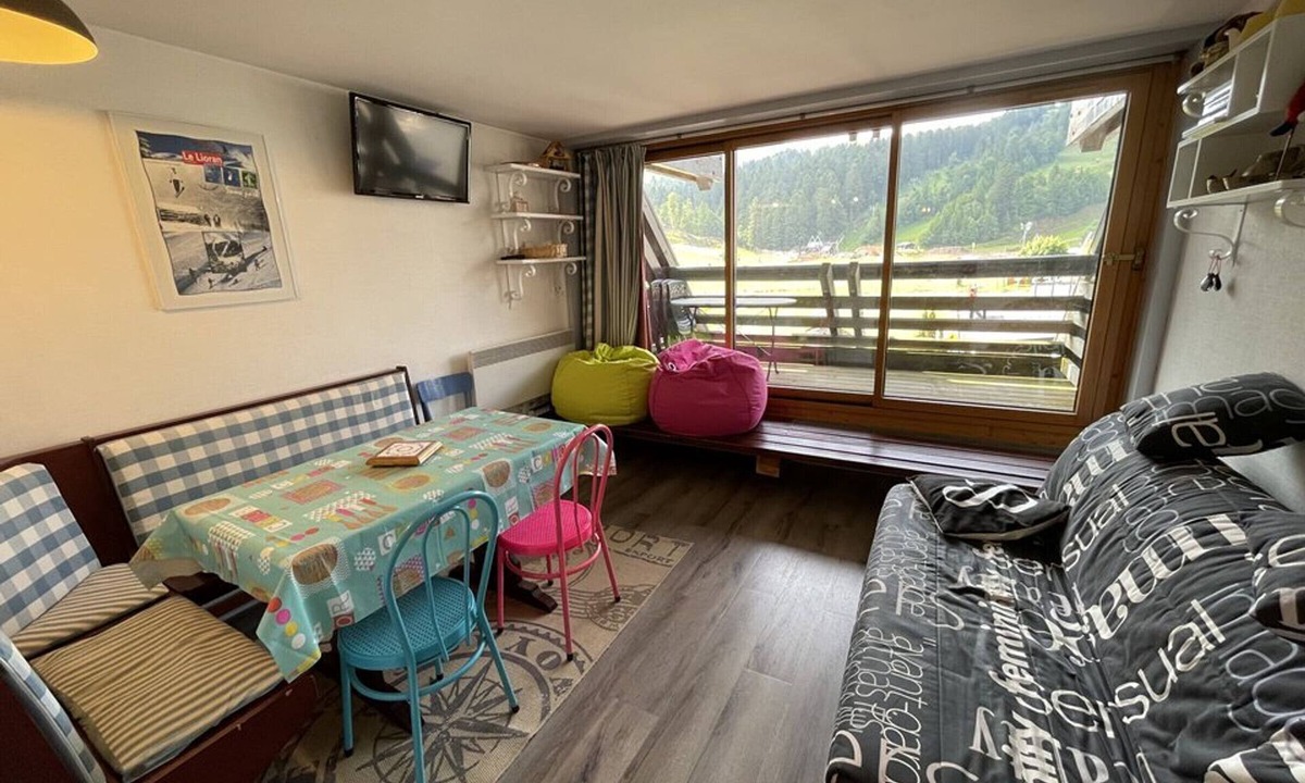 Laveissiere Apartment | South-Facing Studio with Balcony and Easy Access to Shops and Ski Slopes