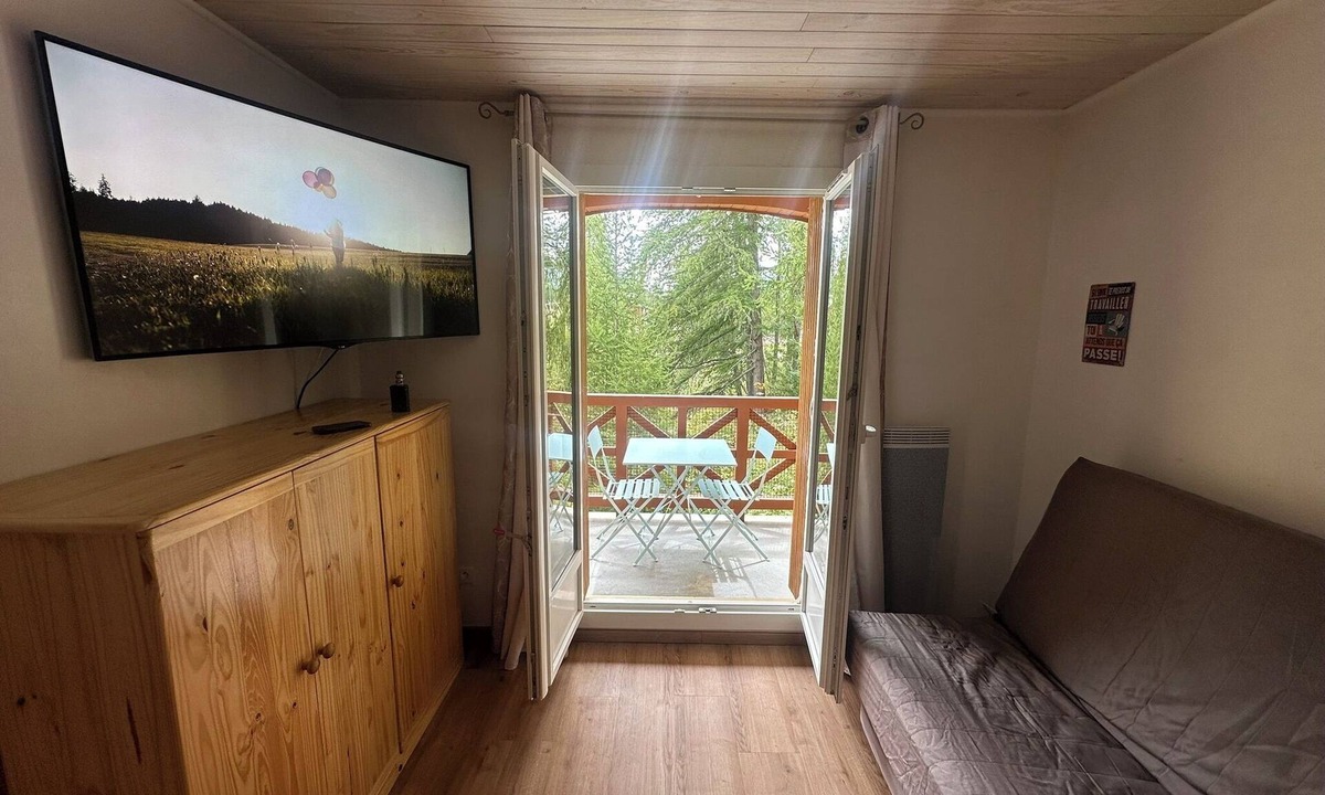 Allos Apartment | South-facing studio with direct runway access sleeps 4 Vallée Blanche residence
