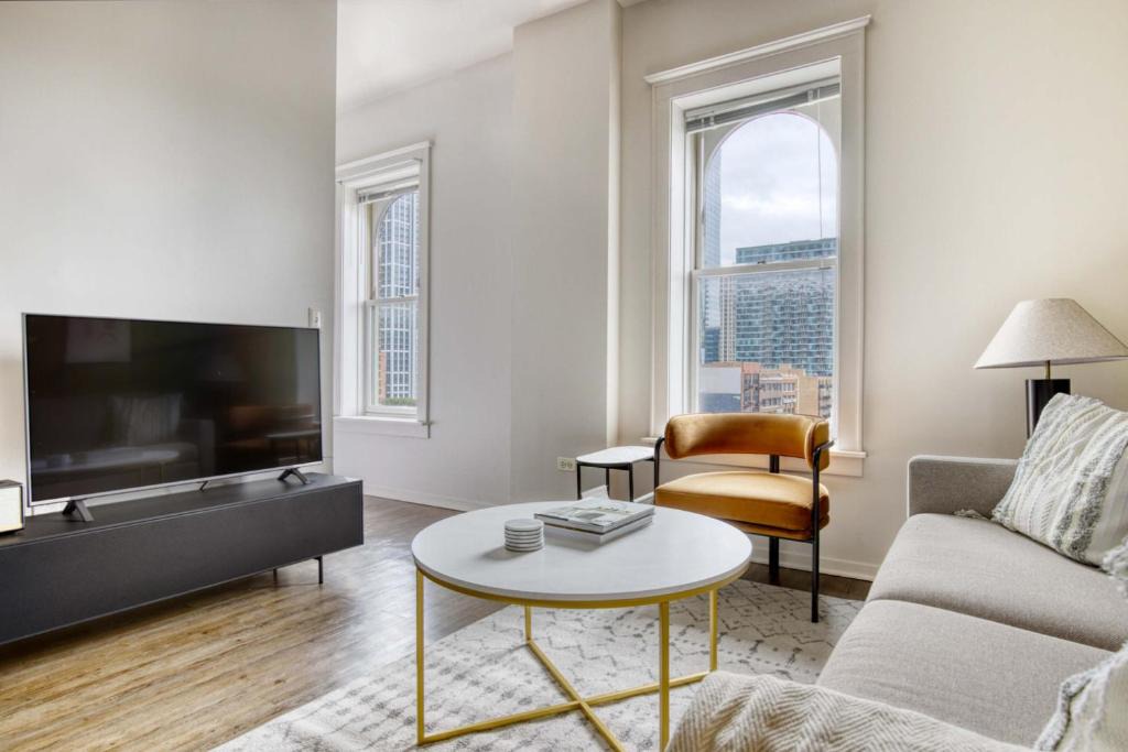 South Loop Apartment | South Loop 1br nr L Grant Park CHI-807
