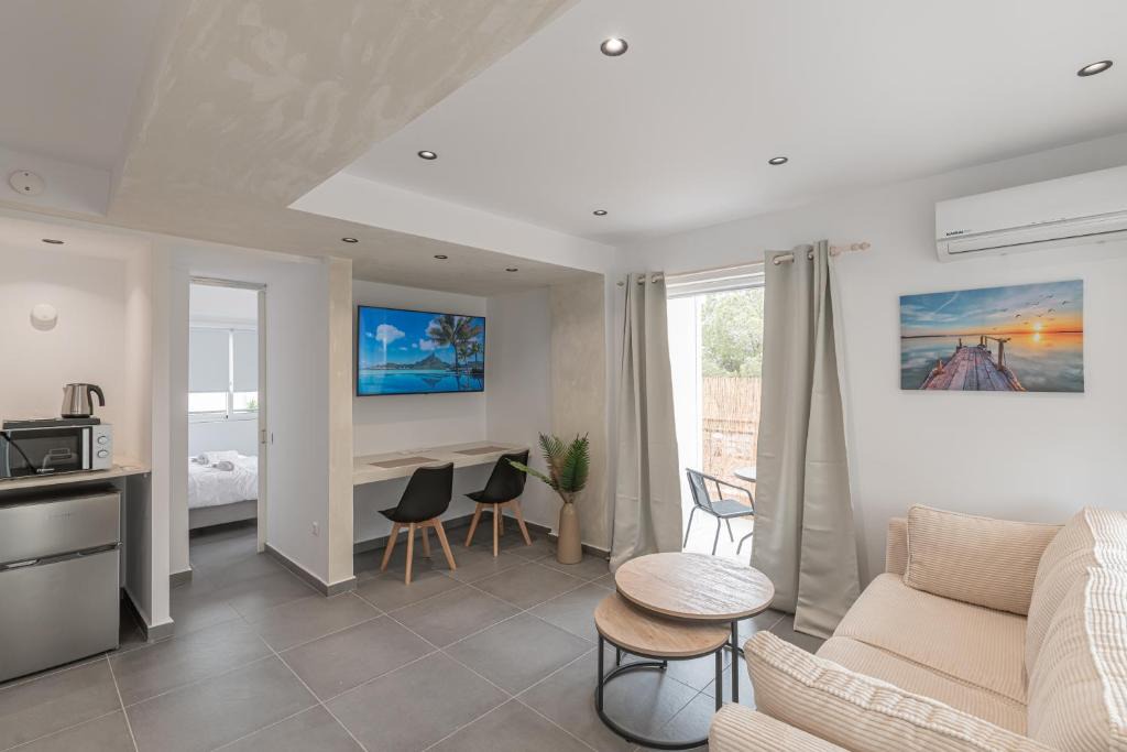 Elliniko Apartment | South Metro Suite