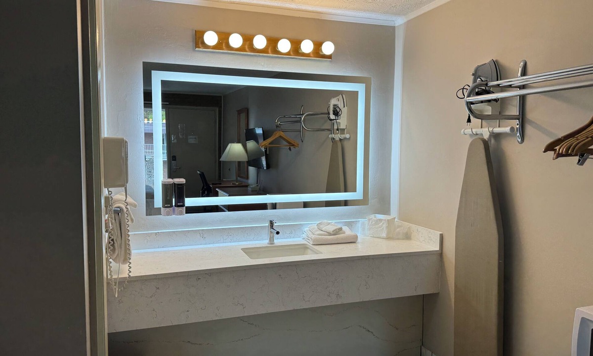 Sandusky Hotel | South Shore Inn