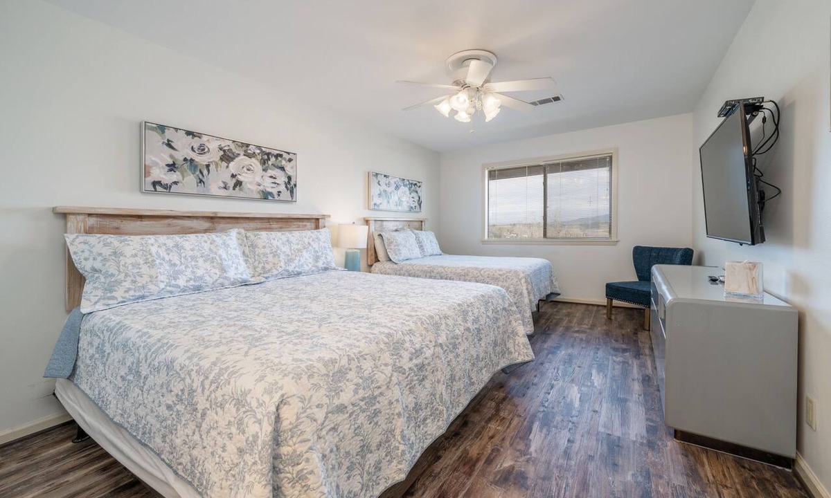 Lake Hamilton Condo | South Shore Updated 2 Bedroom! Gameroom/Hot tub/Mini-Golf/Tennis? Sleeps 8!
