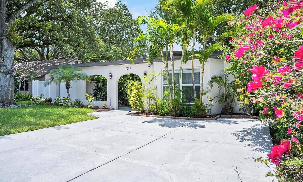 Fairoaks Manhattan Manor House | South Tampa Gem House with Home Office, Gym and Gazebo
