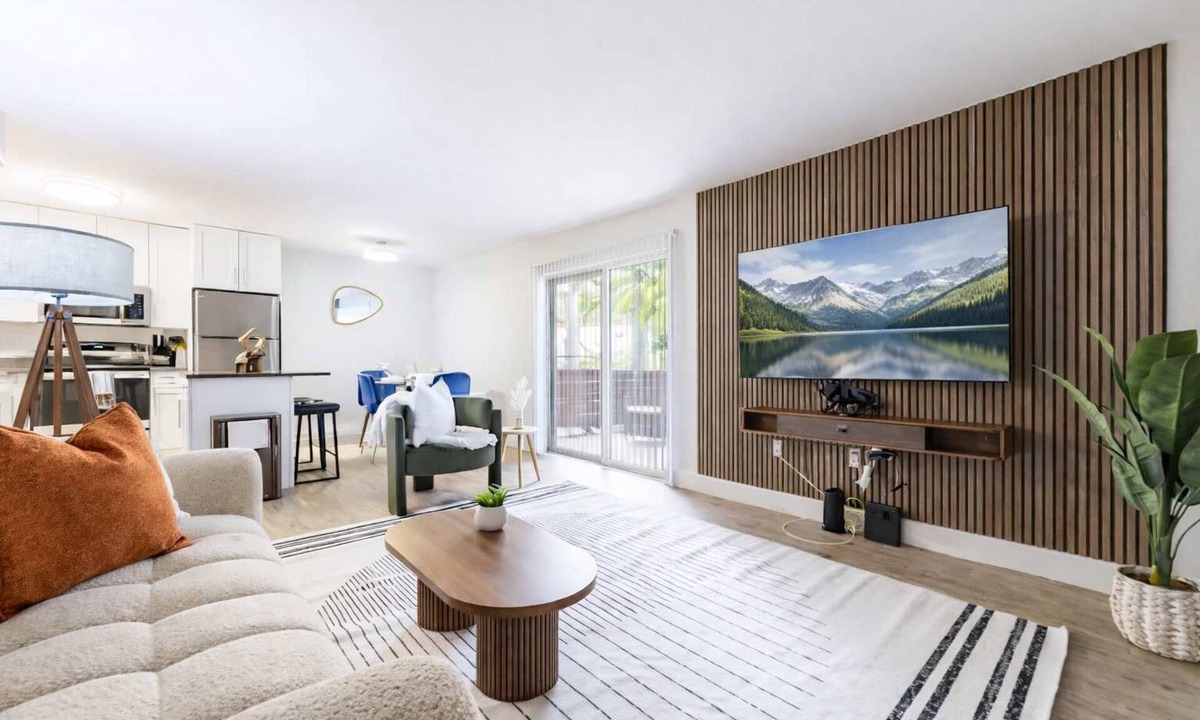 Beach Park Apartment | South Tampa Modern 2BR Retreat Pool, Gym & Walkable Location