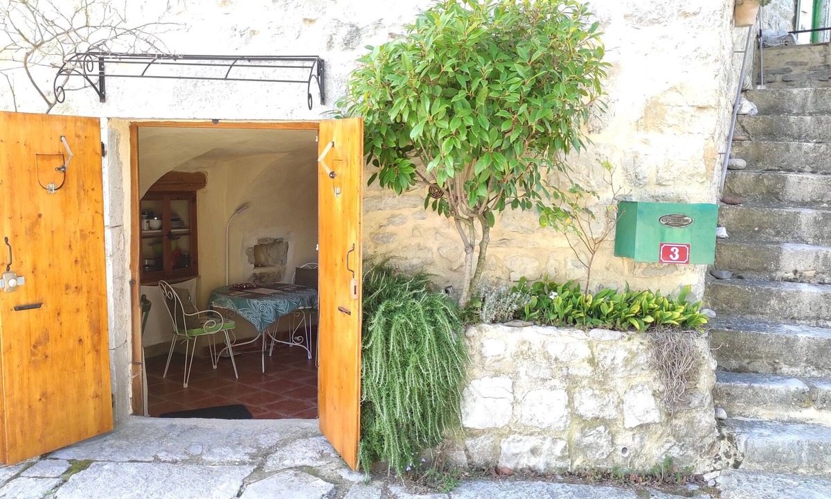 Brujas Apartment | Southern Ardèche Cevennes, studio at the inhabitant independent, typical and intimist.