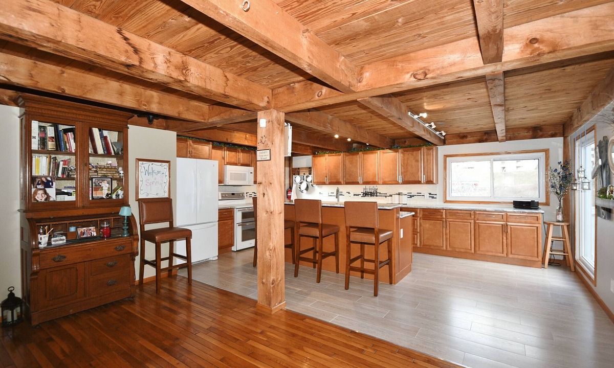 Strabane House | Southern Pines Spacious 5-bedroom farmhouse in amazing Washington, PA with AC.