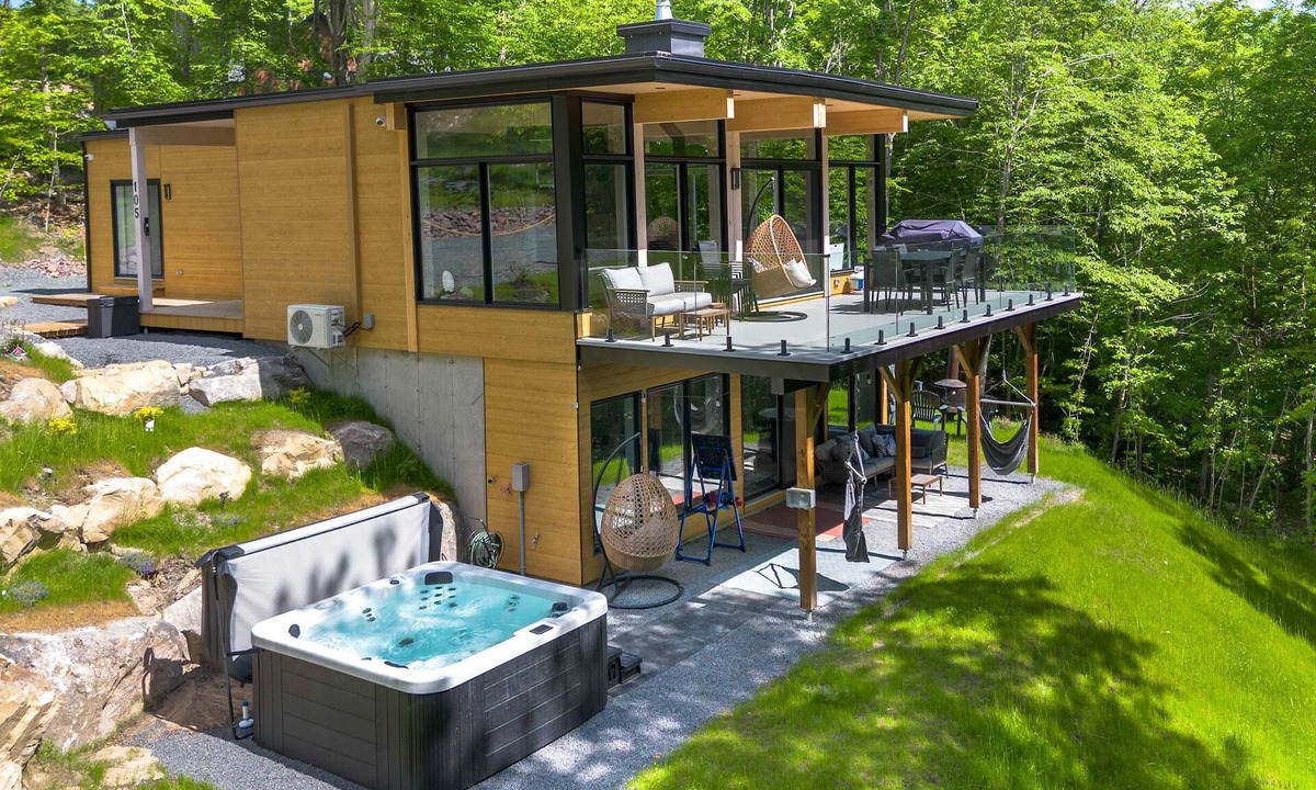 Pine Hill Ski Chalet | Spa, Lake Access & Comfort | Le RuissO