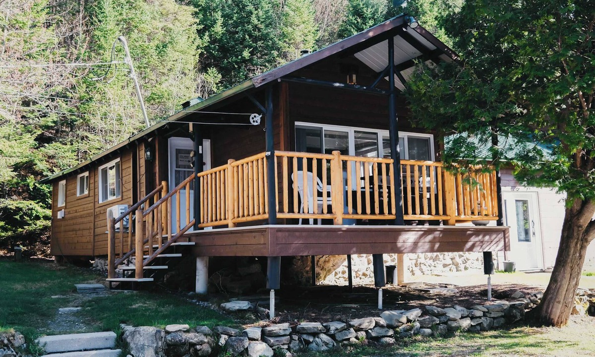 Frampton Ski Chalet | Spa, Lake & Miller Zoo | Oppy Shack