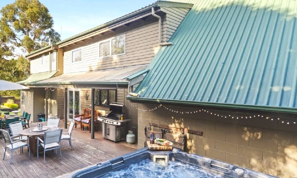 Richmond Heights House | Spa Pool, Trampoline, Table-tennis, Swing set, BBQ, Fairy garden