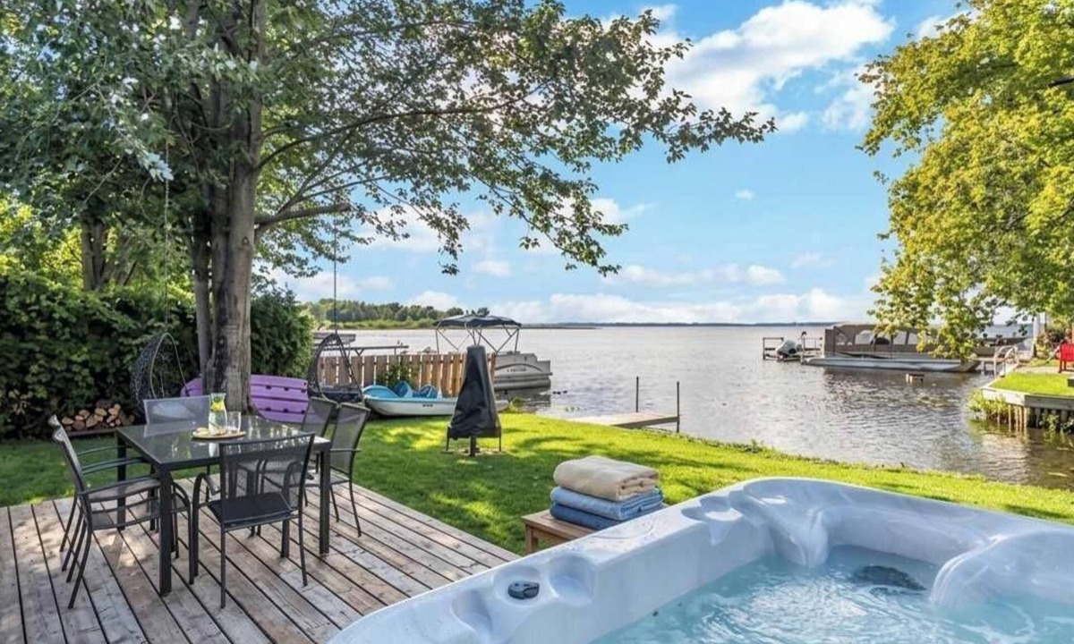 Saint-Anicet Ski Chalet | Spa & WaterFront | Chalet Beau-Lac de Campagne