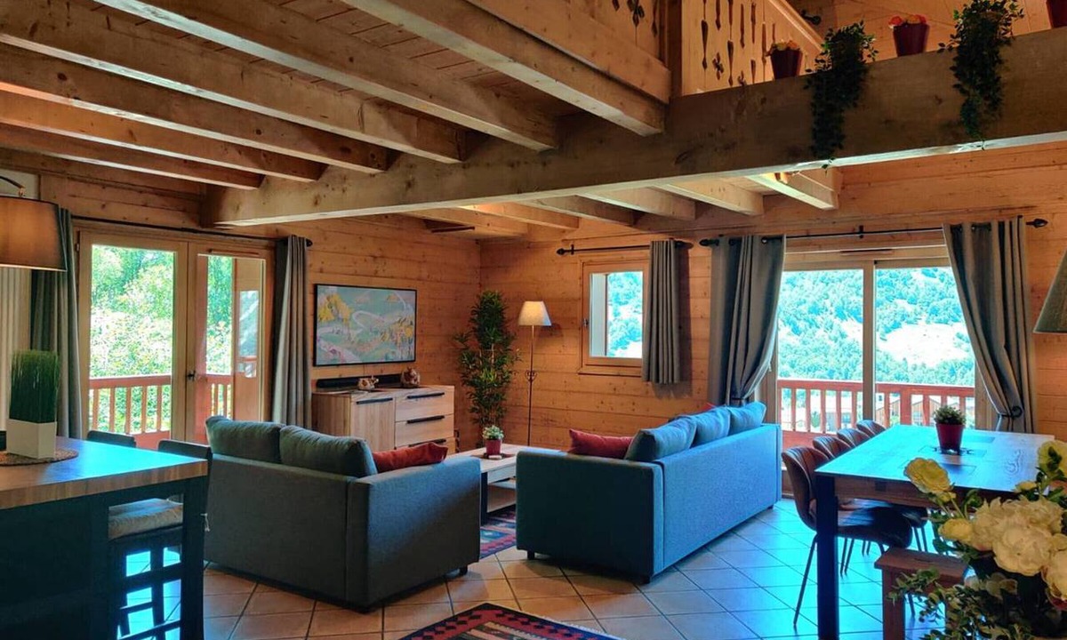Saint-Martin-de-Belleville Apartment | Spacious apartment for 10 with pool, spa, and parking in Saint-Martin-de-Belleville
