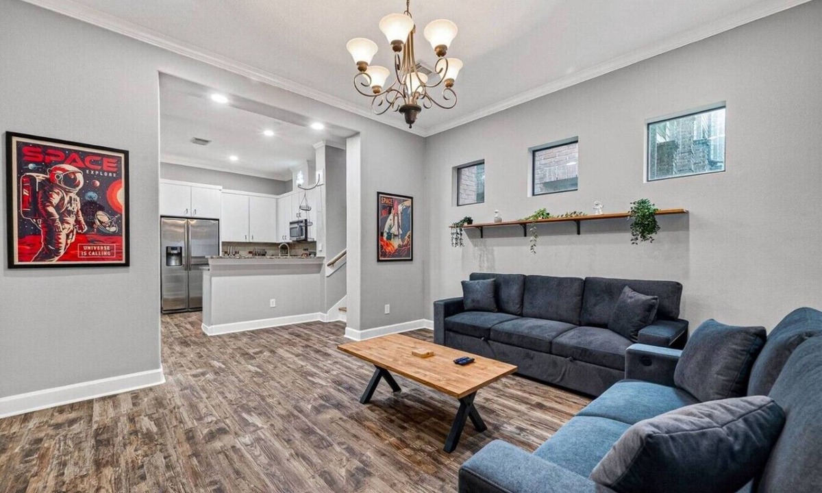 East Downtown Houston Villa | Space City Retreat Rooftop Views Fire Pit Putting Green Sleeps 8