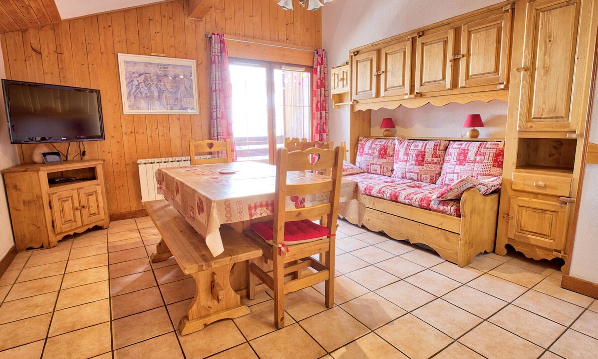Notre-Dame-de-Bellecombe Apartment | Spacious ski-in/ski-out apartment with parking and WIFI