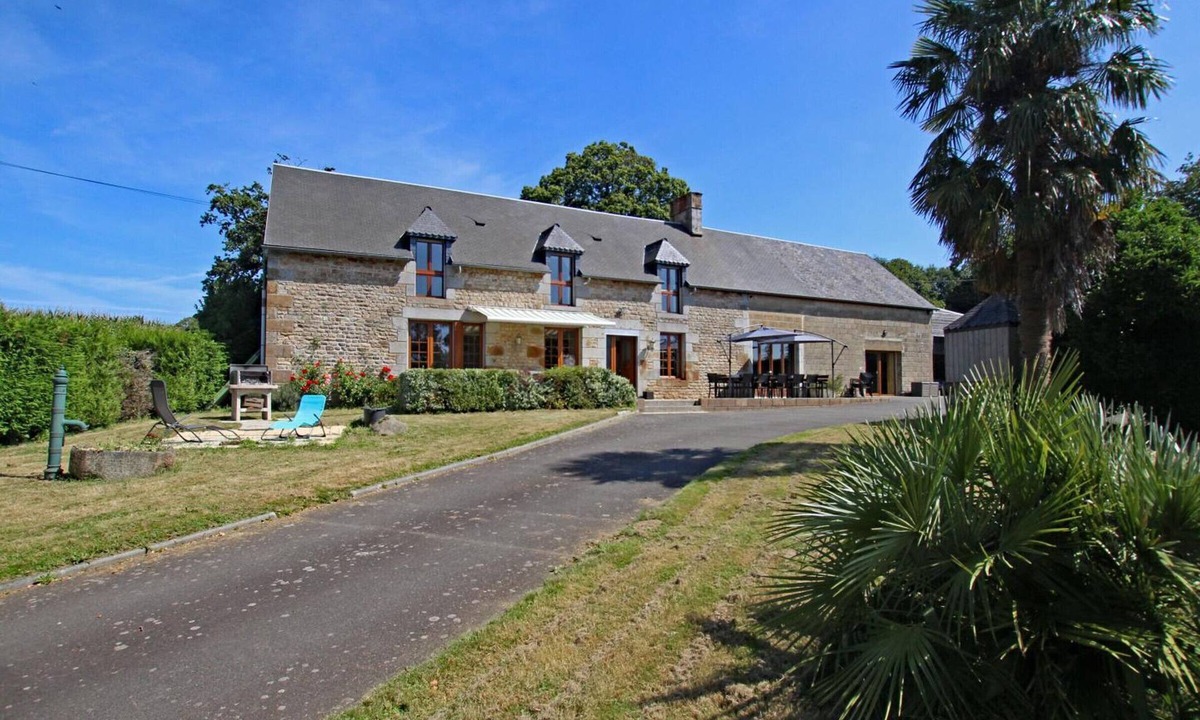 Saint-Brice-de-Landelles Cottage | Spacious family home with wellness area and games in Saint-Brice-de-Landelles