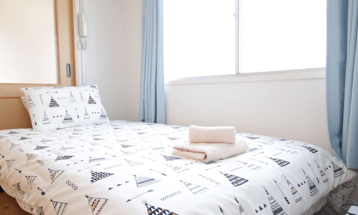 Shikitsuhigashi House | Spaciou room with Three beds next to Kuromon market walk to Namba !