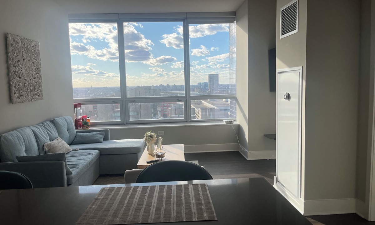 The Loop Apartment | Spacious 1 bd sleeps 4 quiet and near Michigan Ave. free gift