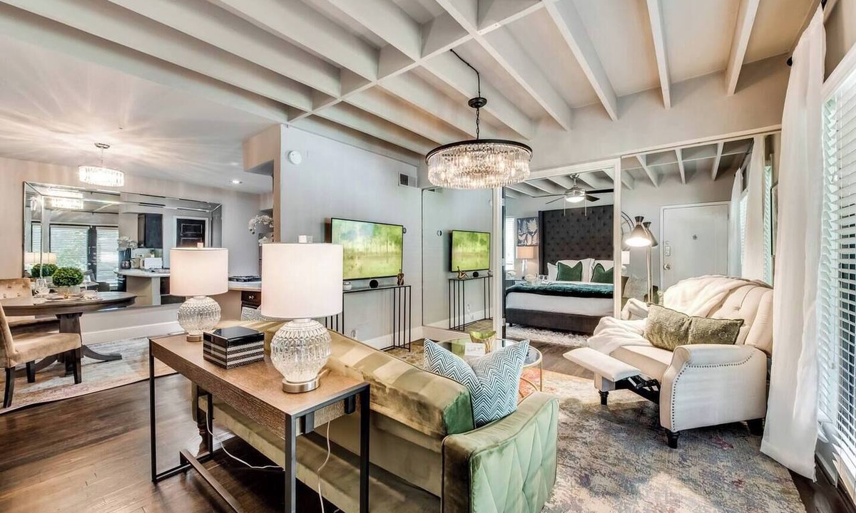 Old East Dallas Condo | Spacious 1-bed executive condo on Dallas’ historic Swiss Avenue. Enjoy the porch access, high-speed Wi-Fi, king bed with Egyptian-cotton linens, and modern design with upscale finishes—perfect for morning coffee, remote work, or relaxing evening