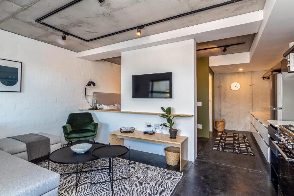Bo'Kaap Apartment | Spacious 1 Bed Studio in Bo-Kaap with Table Mountain Views