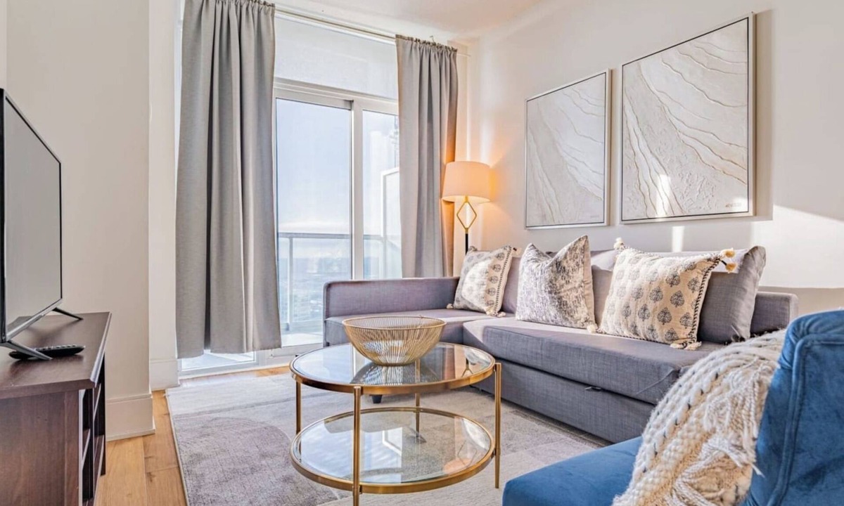 Downtown Mississauga Condo | Spacious 1 Bedroom+ Den, 1 Bath Condo/ Square One