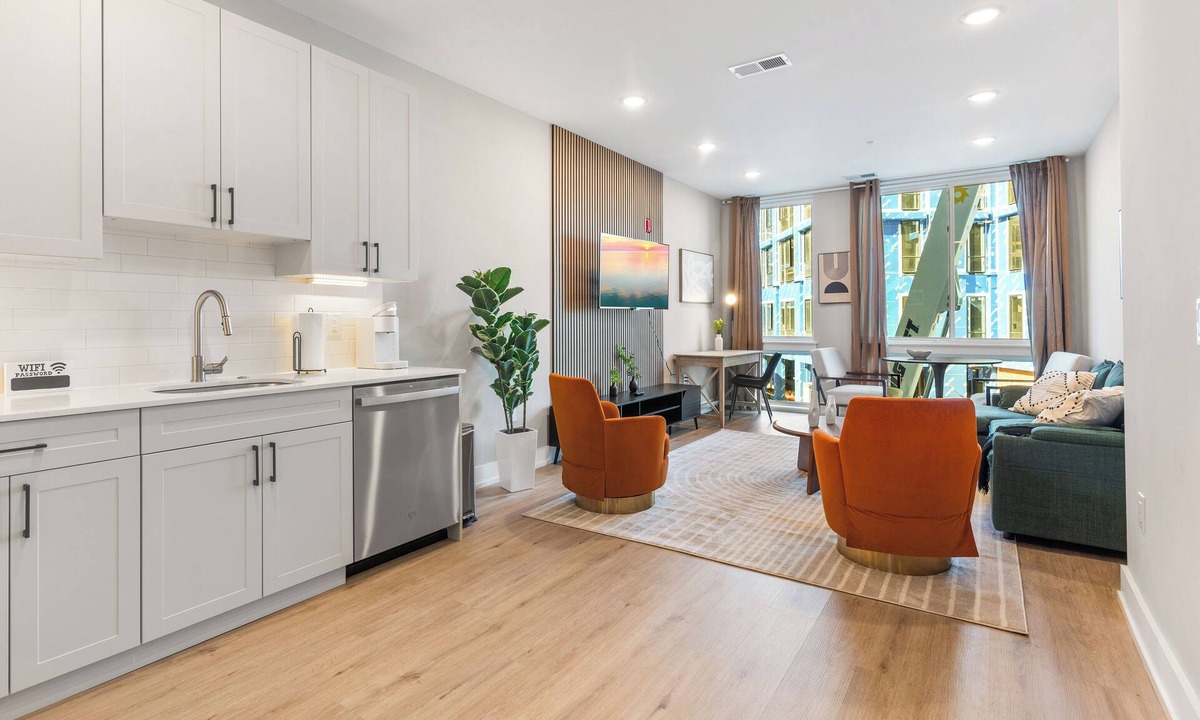 Northern Liberties Apartment | Spacious 1 BR Apartment with a Glass View