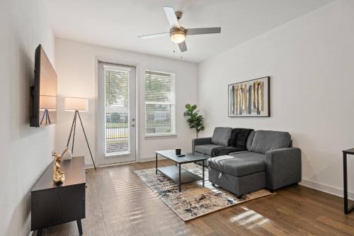Arlington Apartment | Spacious 1 BR Apt|King Bed| Pool|Gym|Clse 2 Beach.