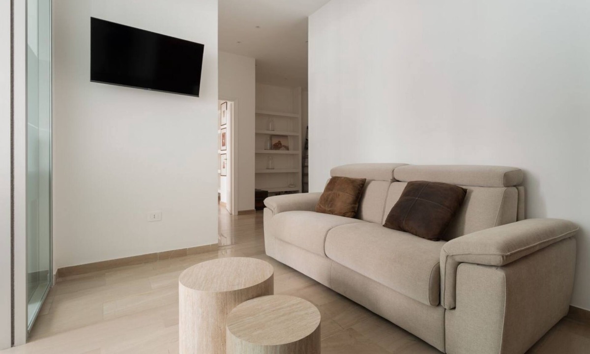 Guastalla Apartment | Spacious 100m2 apartment, ideal for up to 6 guests, located on the second floor with lift.Located in the Guastalla district, it is about a 15-minute walk from the M3 Crocetta, M4 Sforza-Policlinico and M1/M4 San Babila metro stops, with numerous surface