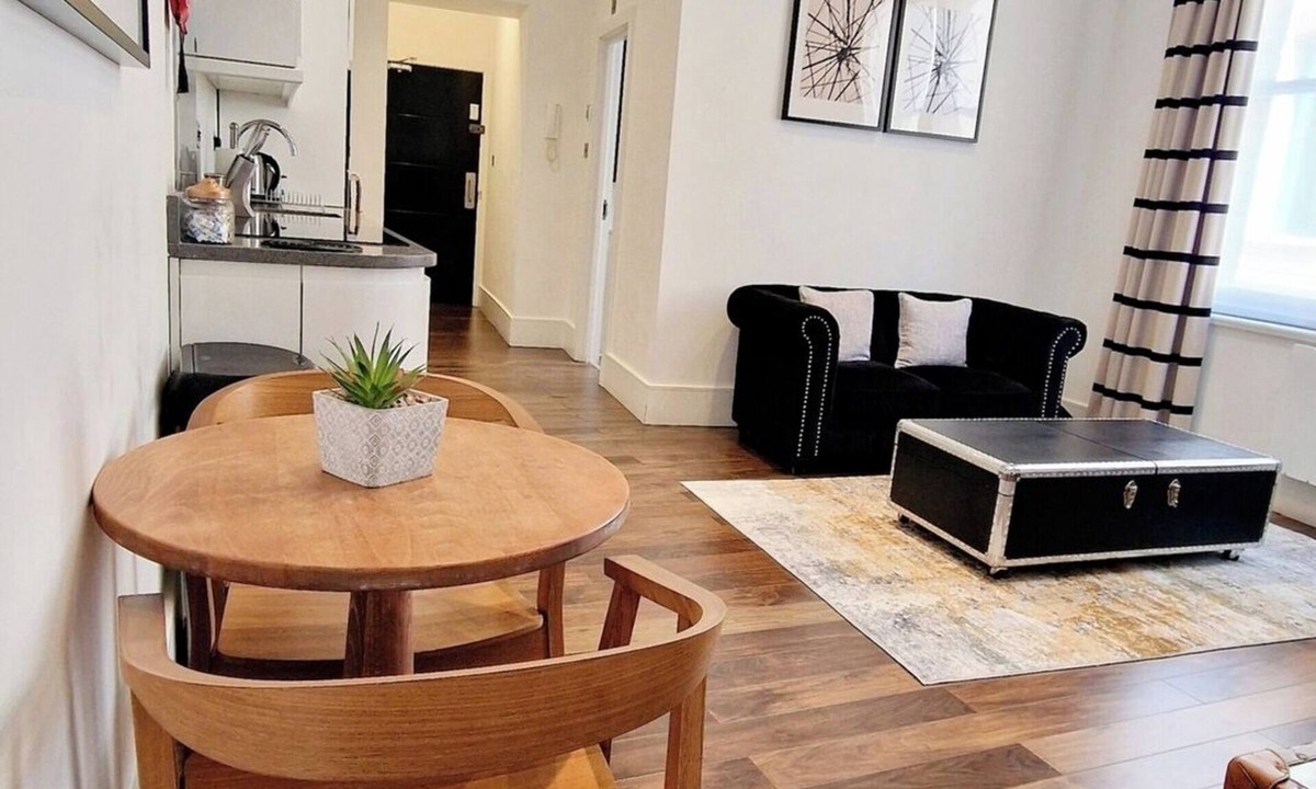 Bread Street Apartment | Spacious 1bd Unit - Steps from Blackfriars Bridge