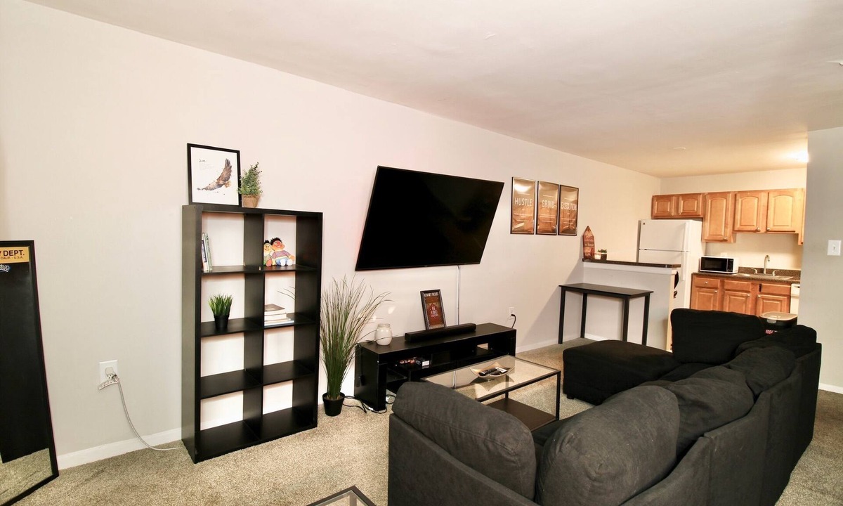 Laurel Apartment | Spacious 1BR w/Full Kitchen & Laundry