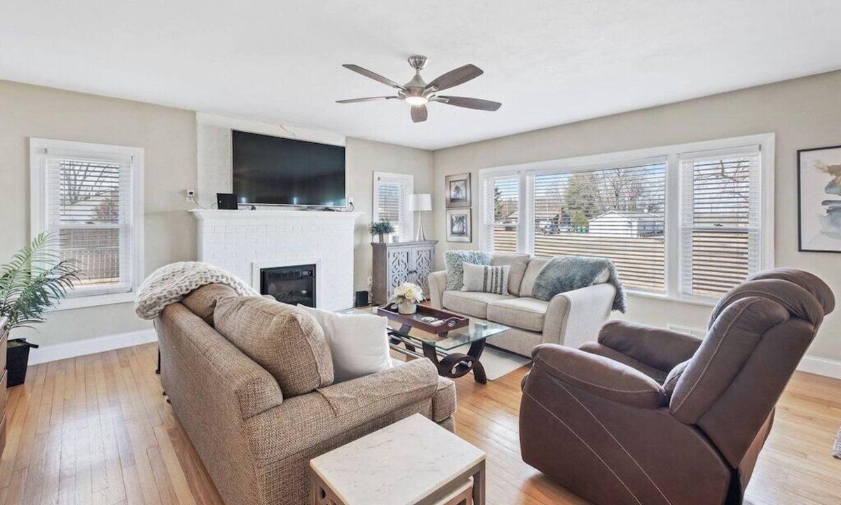Belleville House | Spacious 2/1 w/large yard only 20 min to STL Arch