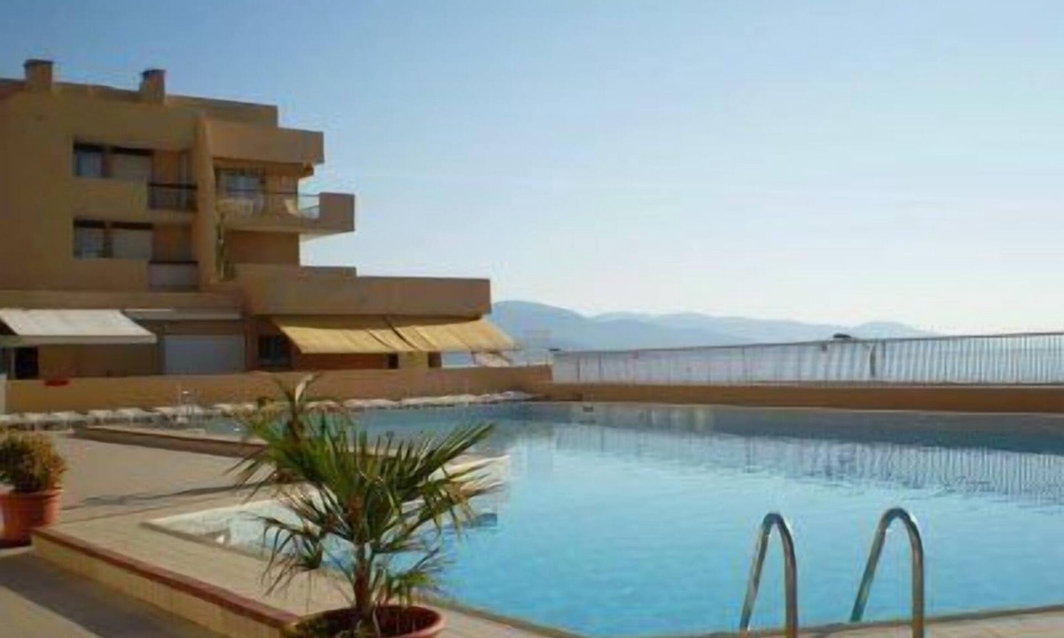 La Faviere Apartment | SPACIOUS 2 BEDROOM APARTMENT, PORT VIEW