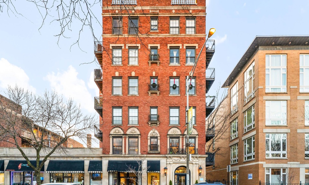 Buena Park Apartment | Spacious 2 BDR + 2 BTH Condo near Wrigley Field!