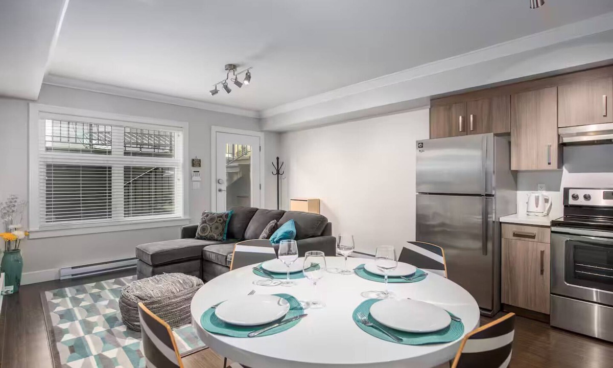 Grand Boulevard House | Spacious 2 BDRM Suite-steps to park and transit!
