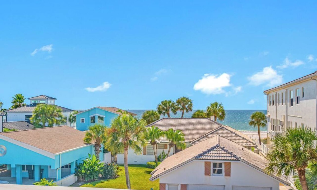 Redington Shores Hotel | SPACIOUS 2 BDR BEACH RETREAT-STEPS FROM THE BEACH-FAMILY FRIENDLY-SLEEPS 5