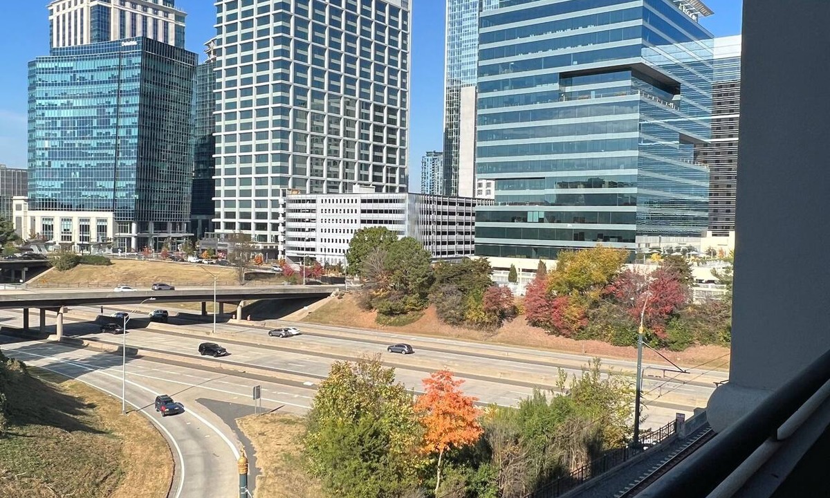 Dilworth Apartment | Spacious 2 Bed-2 Bath in Heart of Uptown-FREE Parking-Self Check-in! City views!