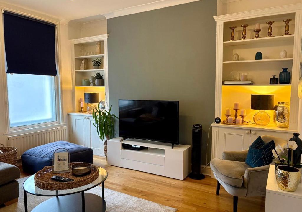 Oval Apartment | Spacious 2-bed flat with garden, 3 minutes walk from Oval tube station