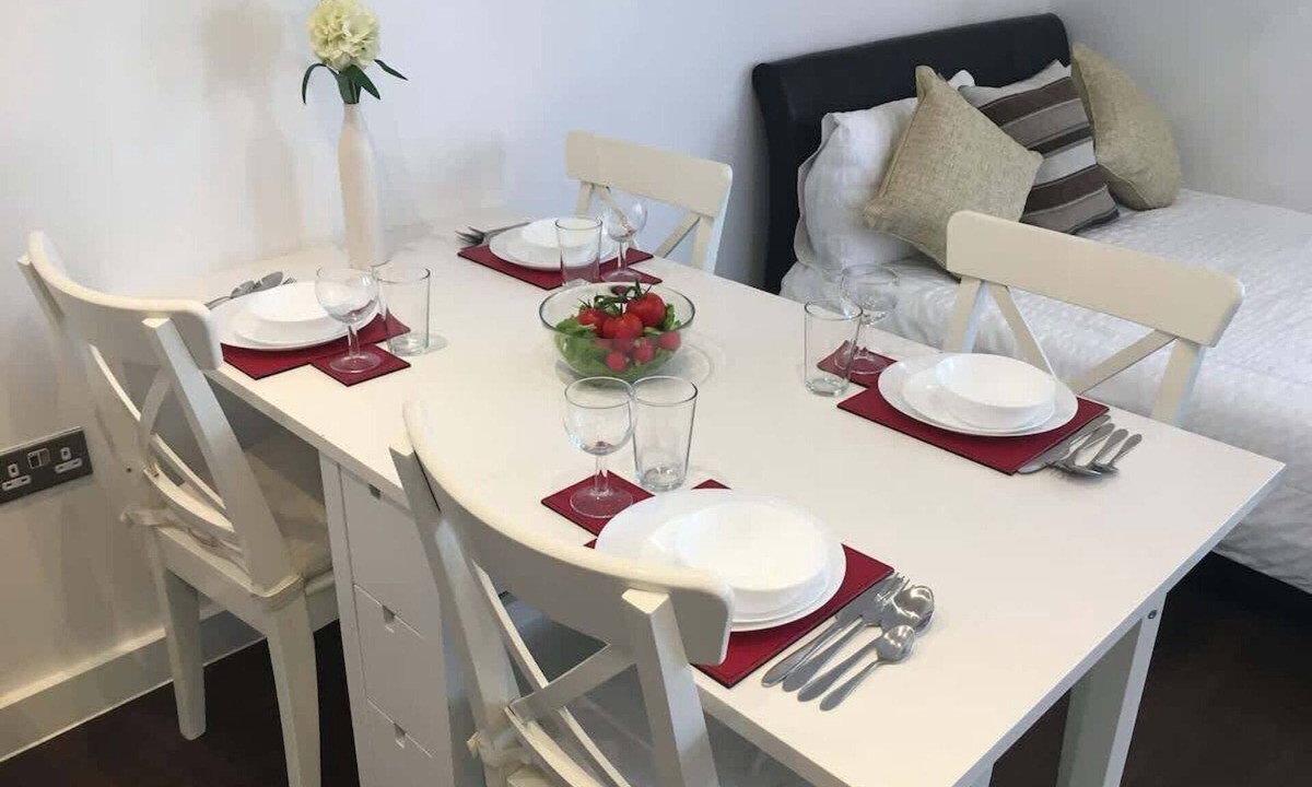 Stratford Apartment | Spacious 2-Bed London Apartment, Velodrome View Balcony, Parking & Olympic Park