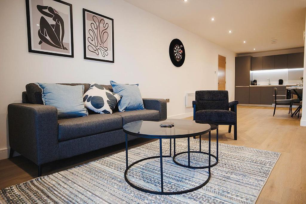 Leeds Apartment | Spacious 2 bed Leeds Centre - balcony, free parking & darts