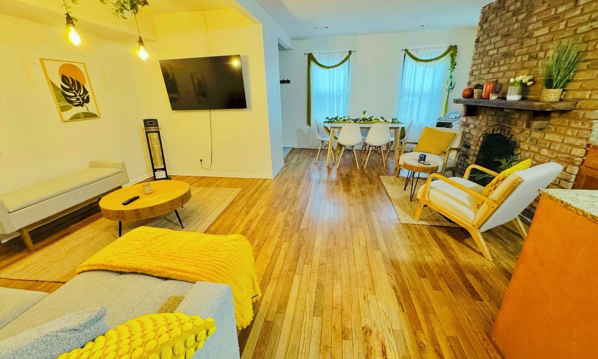 Sheffield Neighbors Apartment | Spacious 2-bedroom apartment with AC in vibrant Chicago