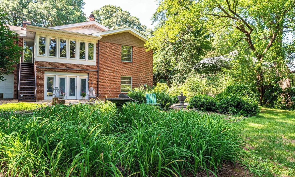 Oakwood Historic District Apartment | Spacious 2-bedroom apartment in historic Hickory neighborhood