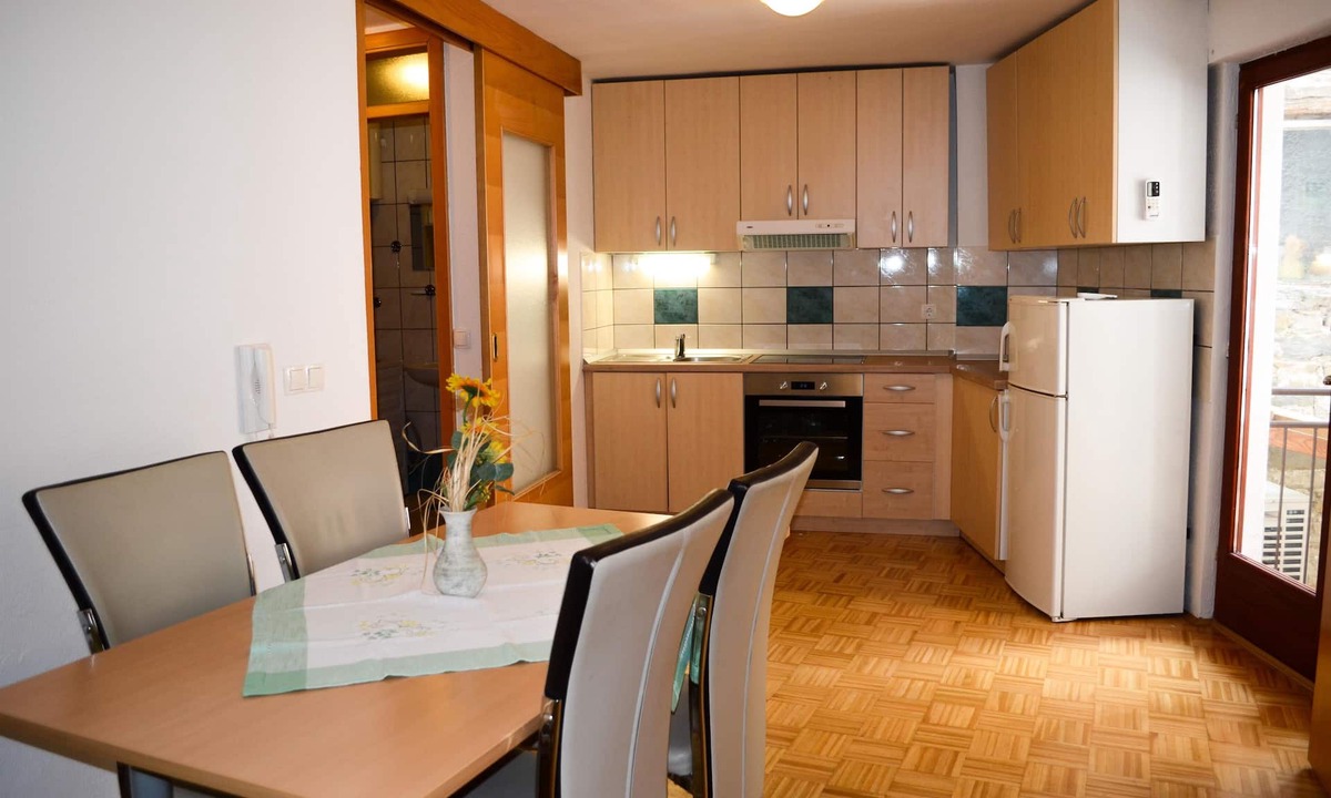 Izola Apartment | Spacious 2-bedroom central apartment