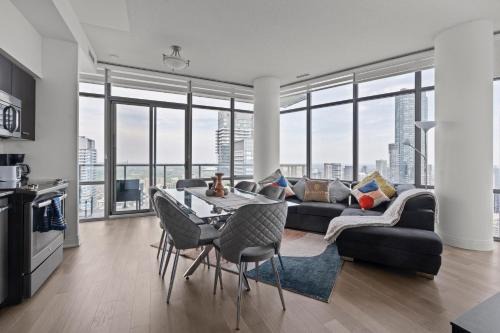 Bay Cloverhill Apartment | Spacious 2 Bedroom High Floor with Skyline View with Balcony in DT Toronto