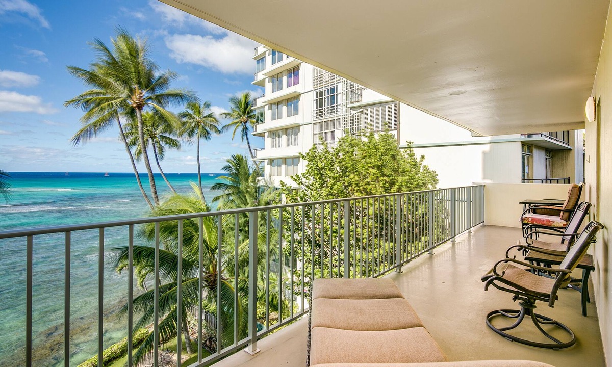 Diamond Head - Kapahulu - St. Louis Apartment | Spacious 2 Bedroom Oceanfront Condo with Full Kitchen & 'Wrap around' Lanai