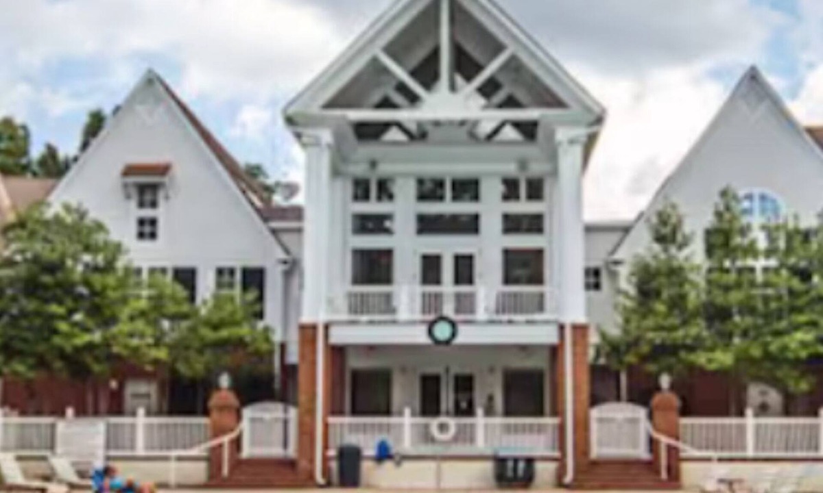 Lackey House | Spacious 2-bedroom townhome in lovely Williamsburg with WiFi, fitness room
