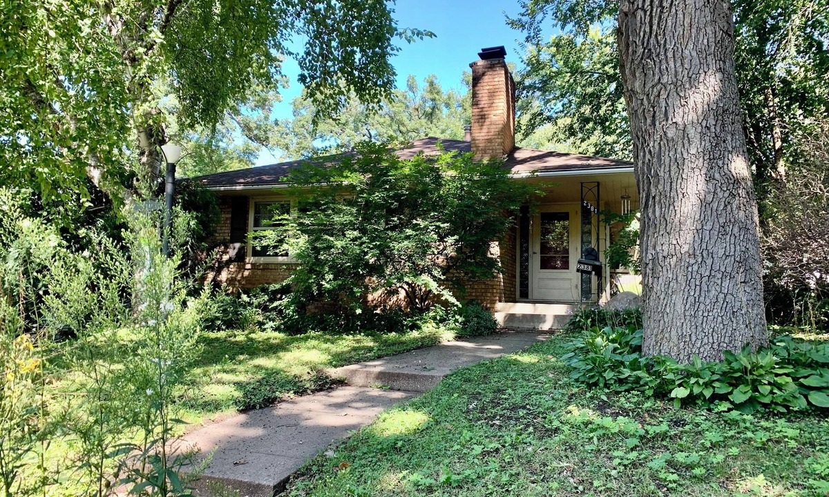 St. Anthony Park Apartment | spacious 2 BR unit in duplex with one-car attached garage and in-unit laundry