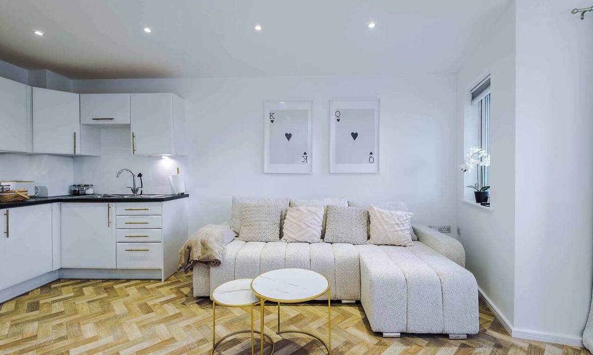 Clayton Apartment | Spacious 2BR | Sleeps 6 | Parking | Walk to Etihad