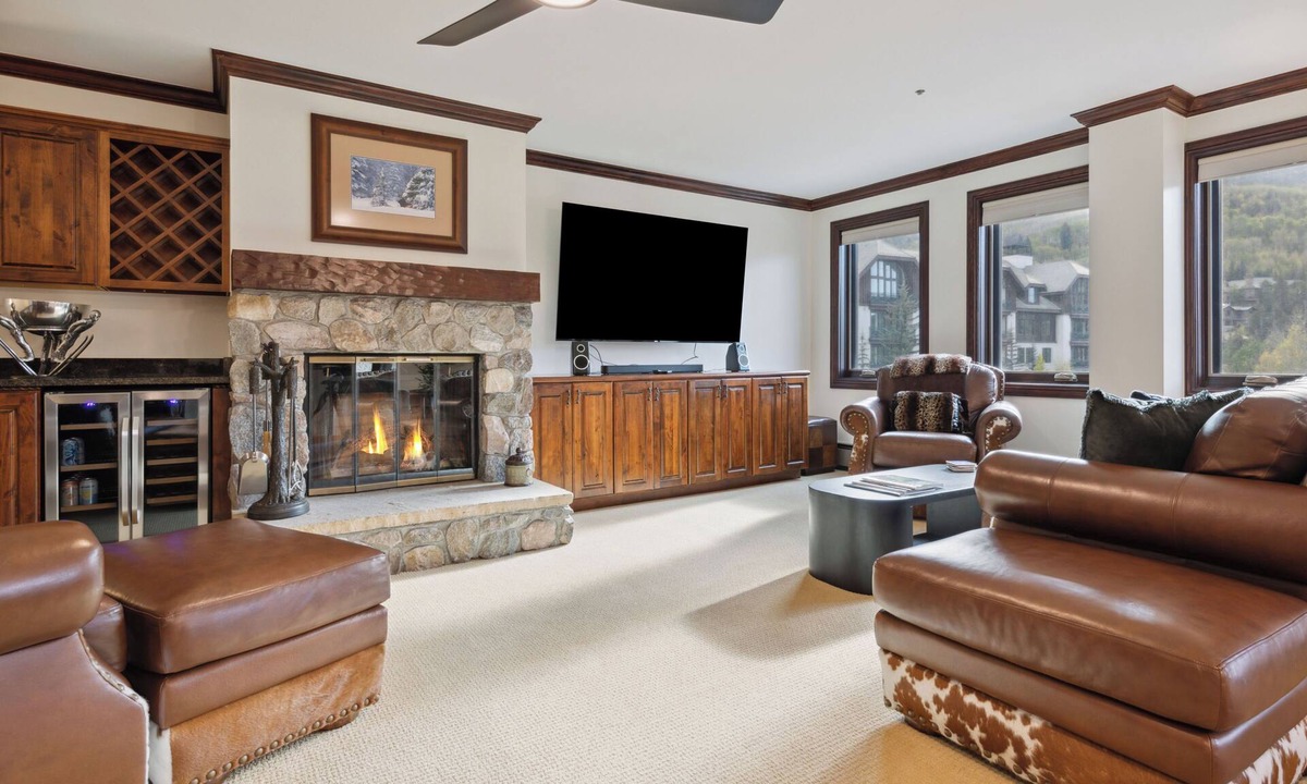 Beaver Creek Condo | Spacious 2BD + Den, Ski In Out In the Heart of Beaver Creek Village Pool jacuzzi