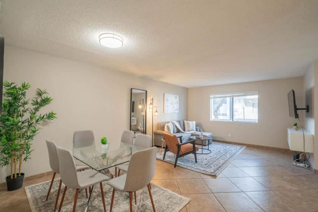 South Scottsdale Apartment | Spacious 2BD - Parking, Gym, Pool - Sleep 8 - 5Min Casino