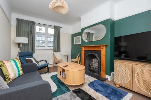 Abbey Apartment | Spacious 2BDR with Dedicated Work Area